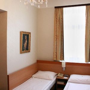 Ekononiczny pokój z dwoma pojedynczymi łóżkami
